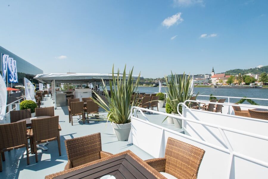 Linz: Harbor Cruise - The short turn into the shipyard harbor