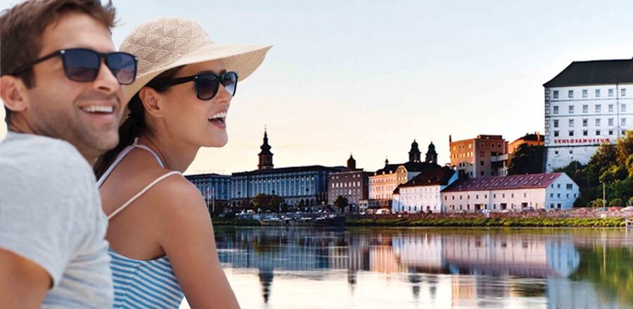 Linz: Harbor Cruise - Starting between Brucknerhaus and Lentos