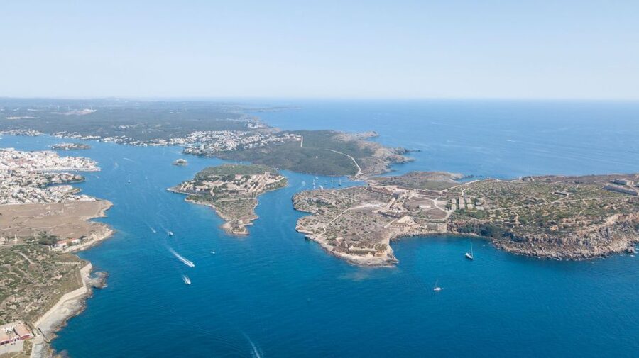 Mahon: Harbor Boat Tour with Underwater Viewing & Commentary - The return route, San Felipe Castle, and Es Castell