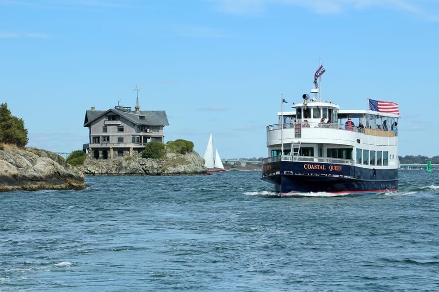 Newport, Rhode Island: Scenic Narragansett Bay Cruise - Forts, Lighthouses, and the Jamestown Shoreline