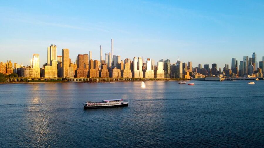 NYC: Circle Line 2h Harbor Lights Cruise Skip-The-Box-Office - The Chrysler Building and the return trip