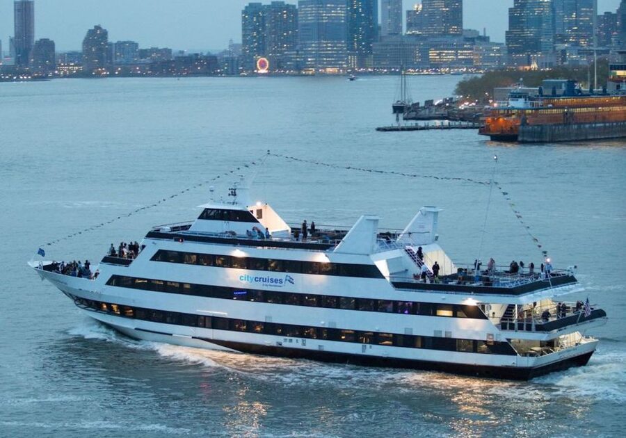 NYC: New Year's Eve Buffet Dinner Fireworks Harbor Cruise - The skyline route, from Manhattan to Brooklyn