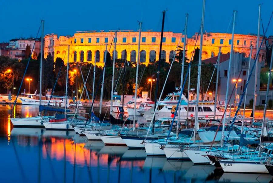 Pula: Harbor Cruise with unlimited Drinks - Pula Breakwater and the open Adriatic