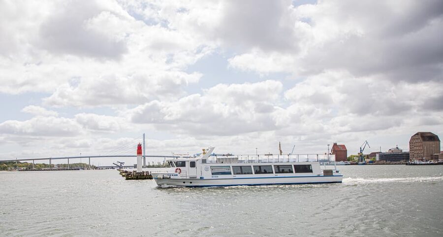 Stralsund: 1-Hour Harbor Cruise - Choosing between rooftop and indoor seating