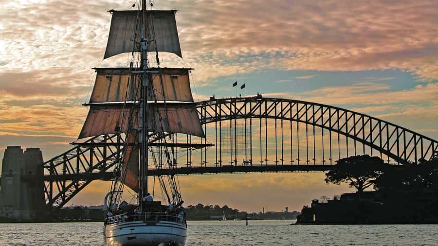 Sydney: Harbor Sunset Cruise with Dinner - Sydney Harbour at twilight