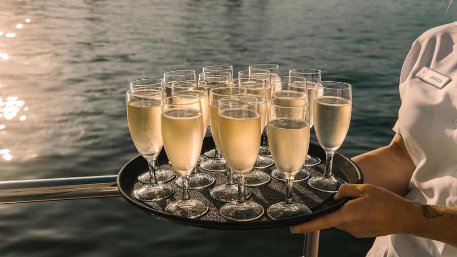 Sydney: Sydney Harbor Lunch Cruise with Welcome Drink - A midday view of Sydney Harbour