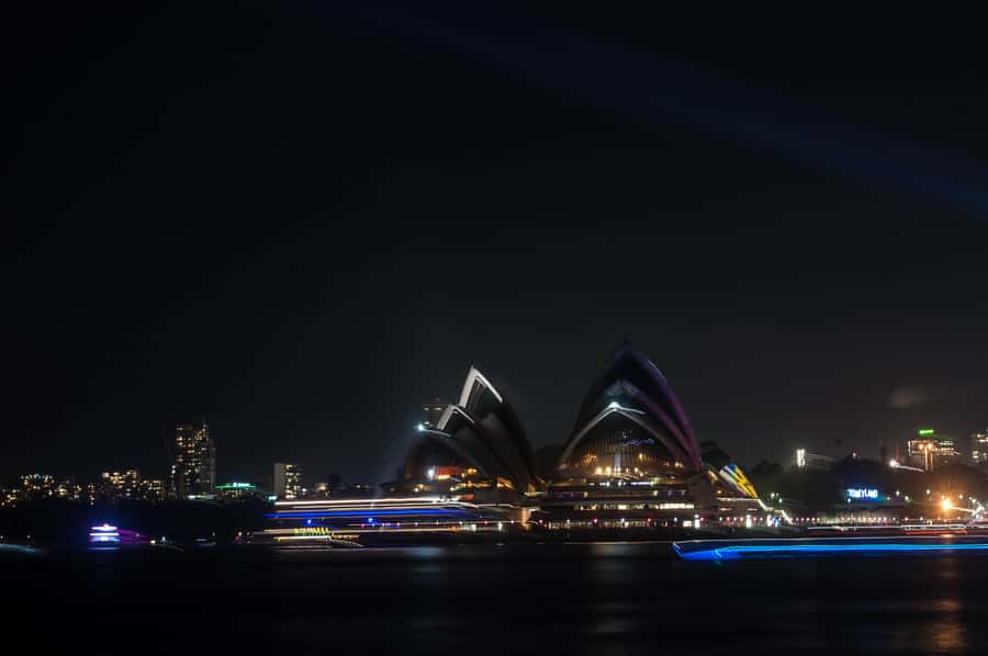 Sydney: Vivid Festival of Light Harbor Cruise with Dinner - Seeing the Opera House, Customs House, and museum roof