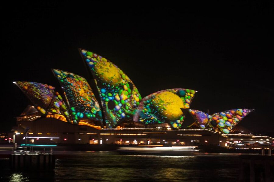 Sydney: Vivid Festival of Light Harbor Cruise with Dinner - How the 90-minute length affects the evening