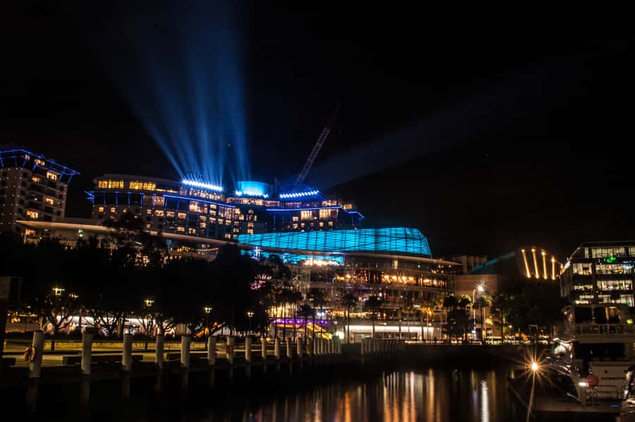 Sydney: Vivid Festival of Light Harbor Cruise with Dinner - The atmosphere: dinner cruise or light show?