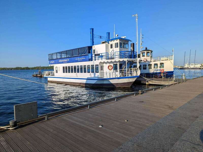 Toronto: City Views Harbor Cruise - Food, drinks, and comfort on board