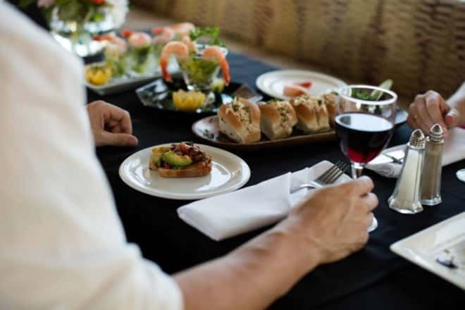 Toronto: Premium Harbor Cruise with Lunch, Brunch, or Dinner - Toronto Odyssey: a meal with a moving city view