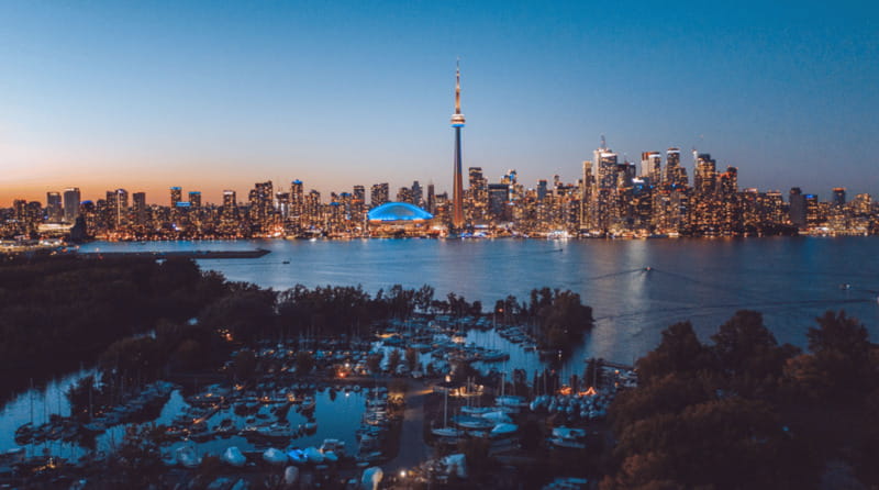 Toronto: Small Group Night Tour with Harbour Boat Cruise - Free time among the Distillery District cobblestones