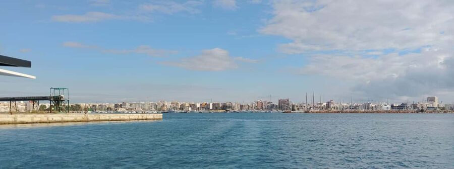Torrevieja: Tour the harbor with the catamaran Apaleo - Returning along the outer harbor wall